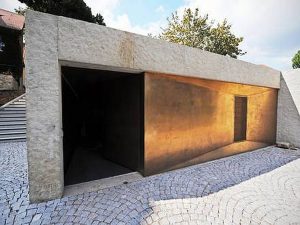 חיפוי קיר באבן מצופה מתכת