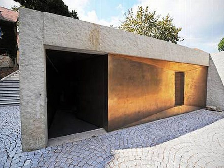 חיפוי קיר באבן מצופה מתכת