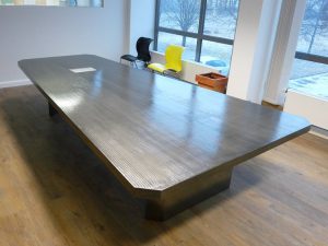 שולחן בציפוי מתכת