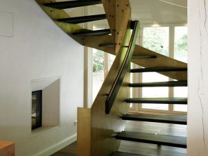 מדרגות עץ בחיפוי מתכת