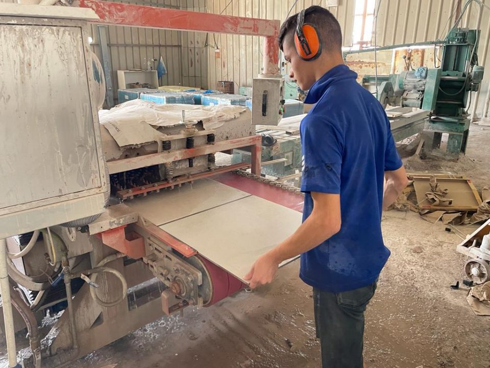 חיתוך אריחי פנלים מגרניט פורצלן